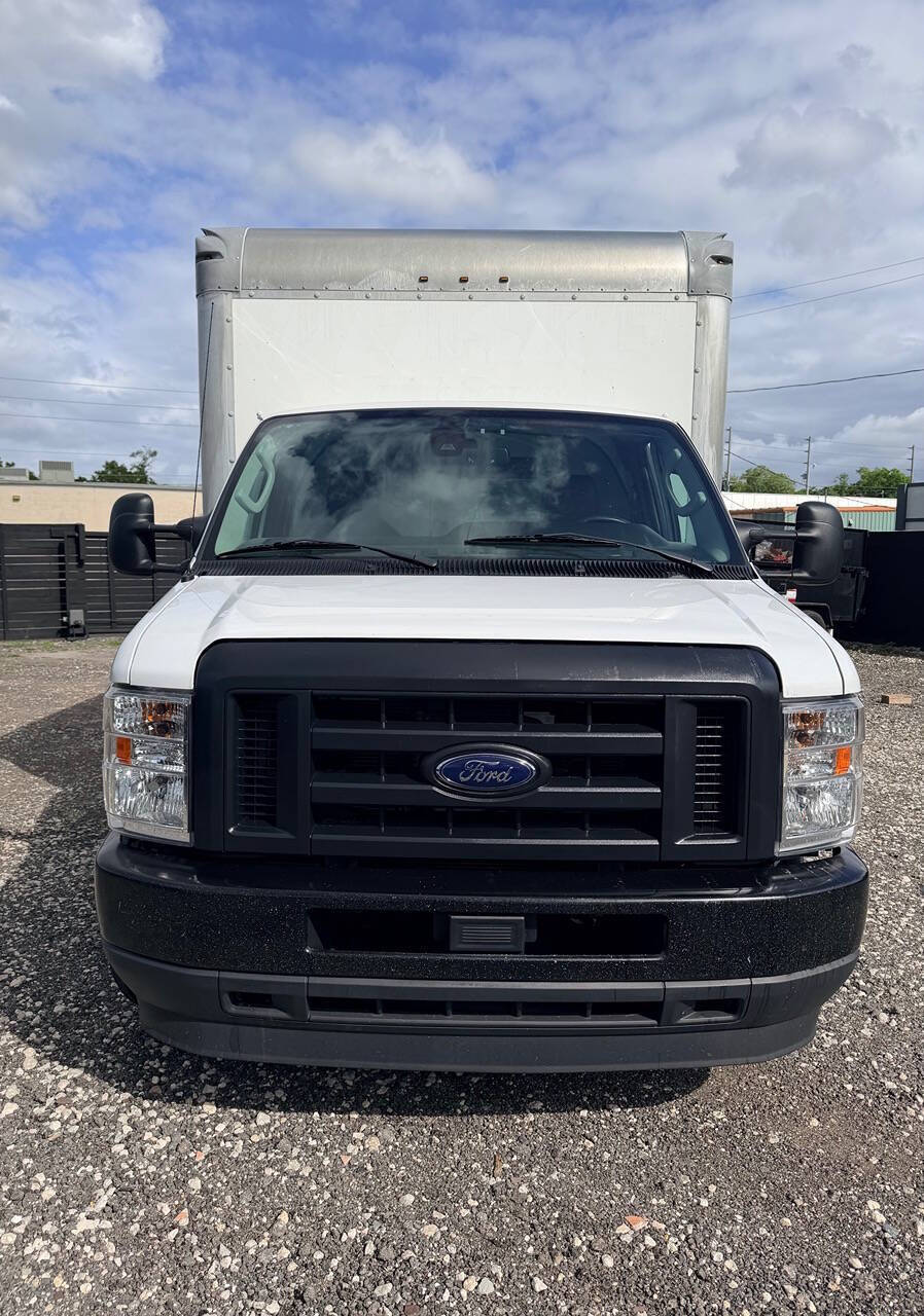 Used 2022 Ford E-350 - photo 5