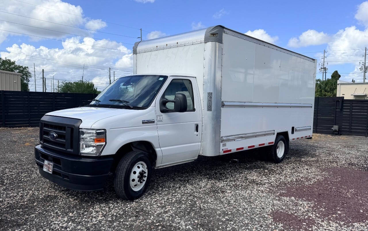 Used 2022 Ford E-350 - photo 5