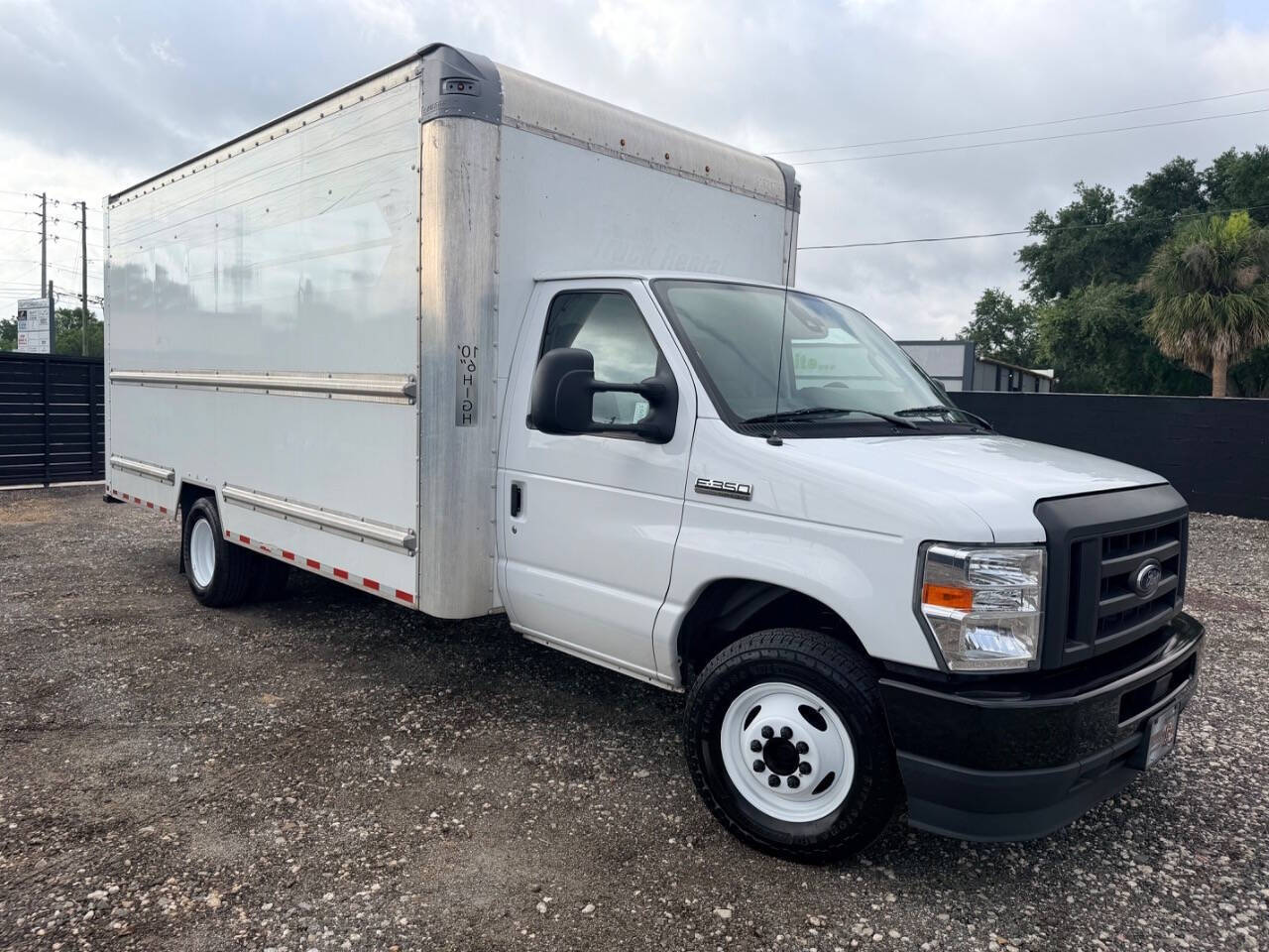 Used 2022 Ford E-350 - photo 2
