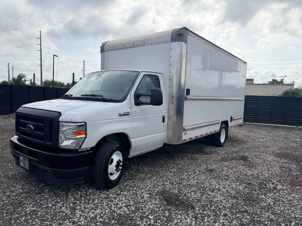 Used 2022 Ford E-350 - photo 6