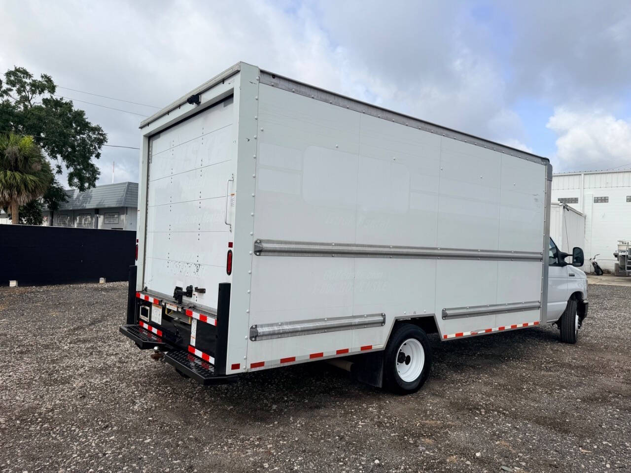 Used 2022 Ford E-350 - photo 8
