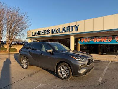 Used 2024 Toyota Highlander - photo 1