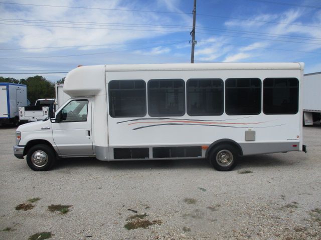 Used 2009 Ford E-450 - photo 2