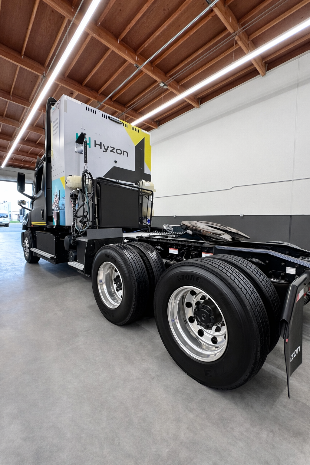 Used 2024 Freightliner Cascadia - photo 2