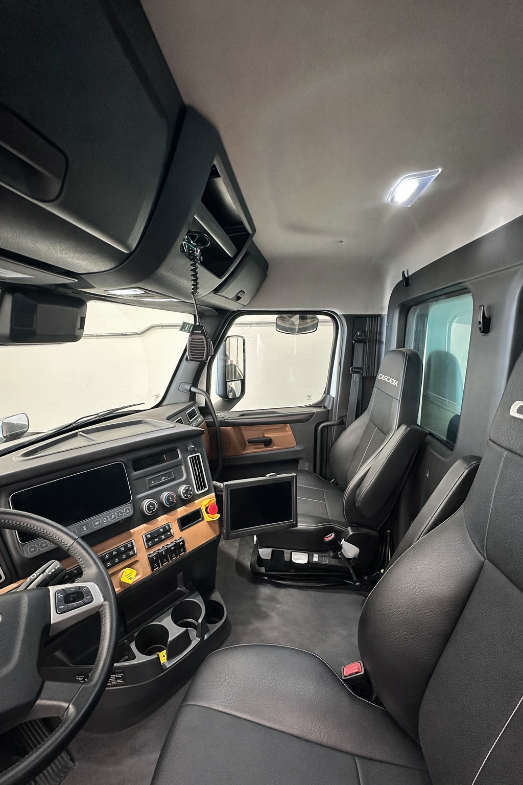 Used 2024 Freightliner Cascadia - photo 7