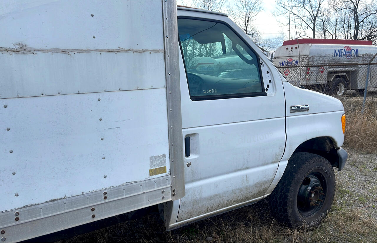 Used 2006 Ford E-350 - photo 2