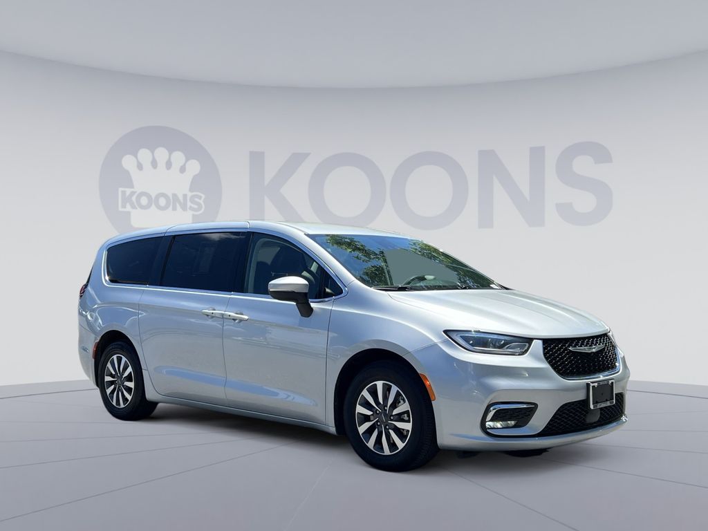 Used 2023 Chrysler Pacifica - photo 2