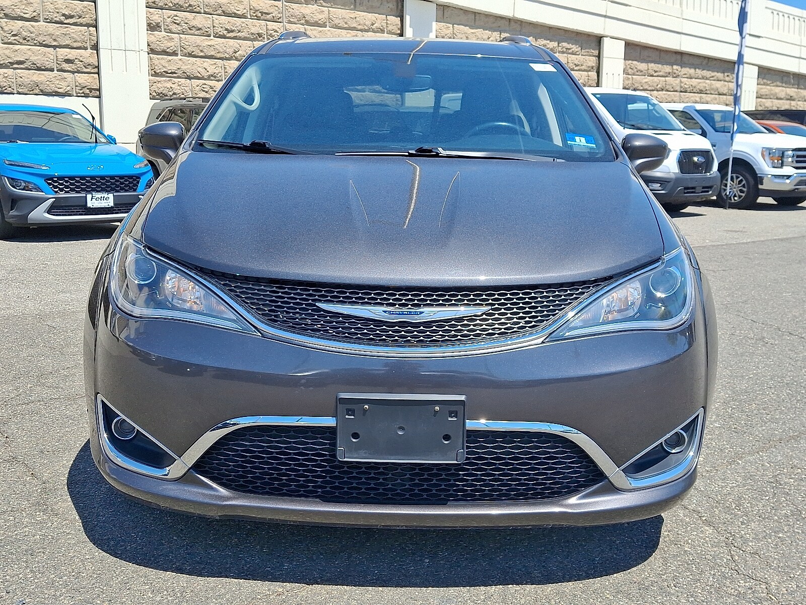 Used 2020 Chrysler Pacifica - photo 2