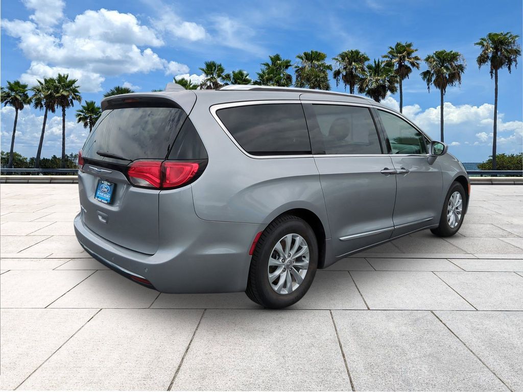 Used 2018 Chrysler Pacifica - photo 2