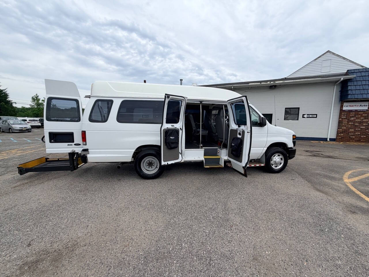 Used 2014 Ford E-350 - photo 43