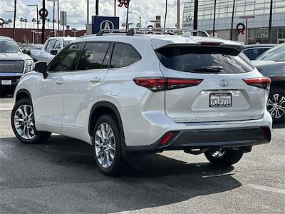 Used 2022 Toyota Highlander Limited for sale #15924T - photo 2