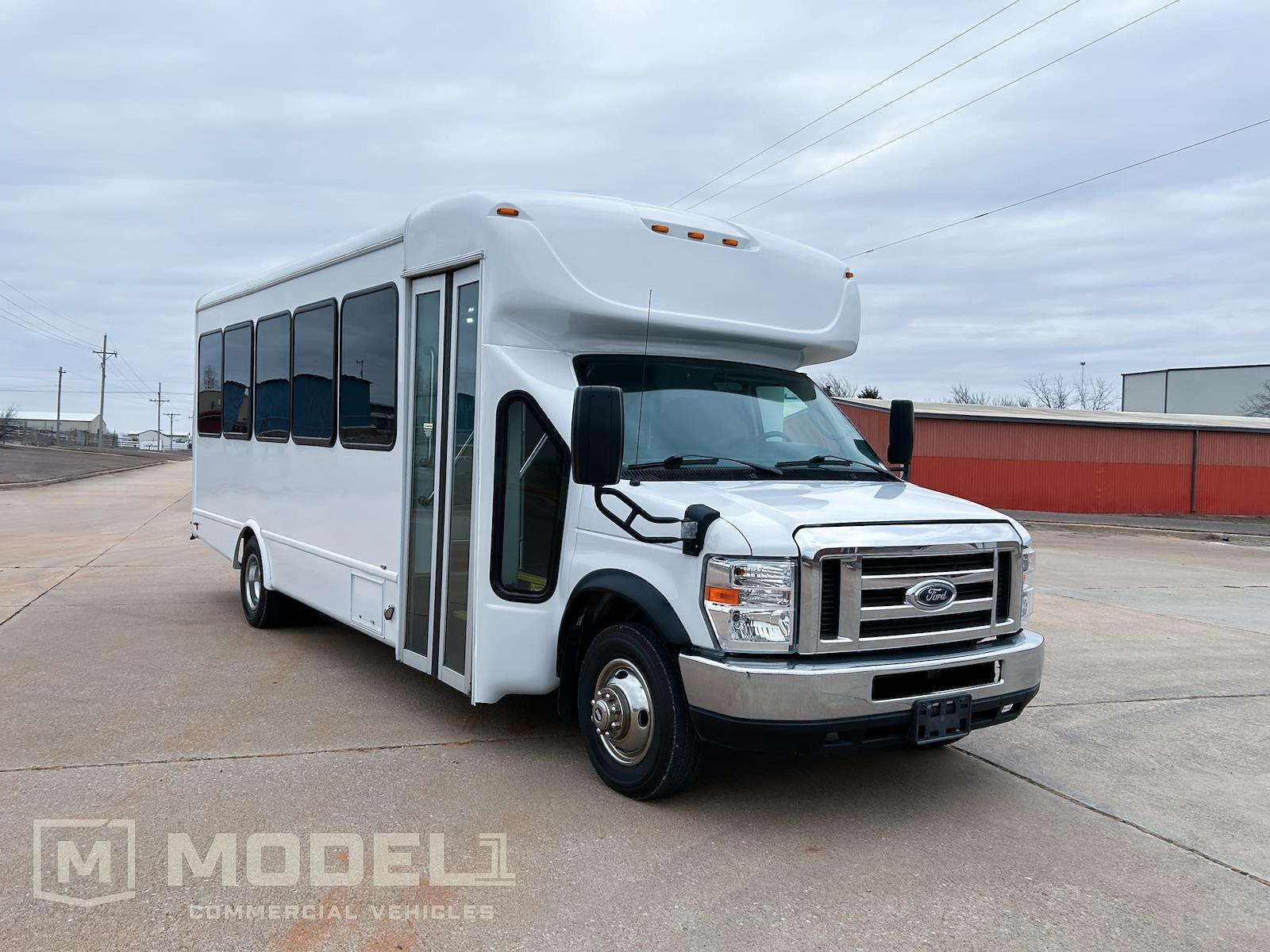 Used 2017 Ford E-450 - photo 1