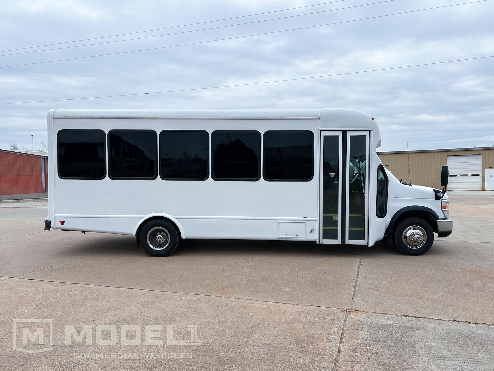 Used 2017 Ford E-450 - photo 8