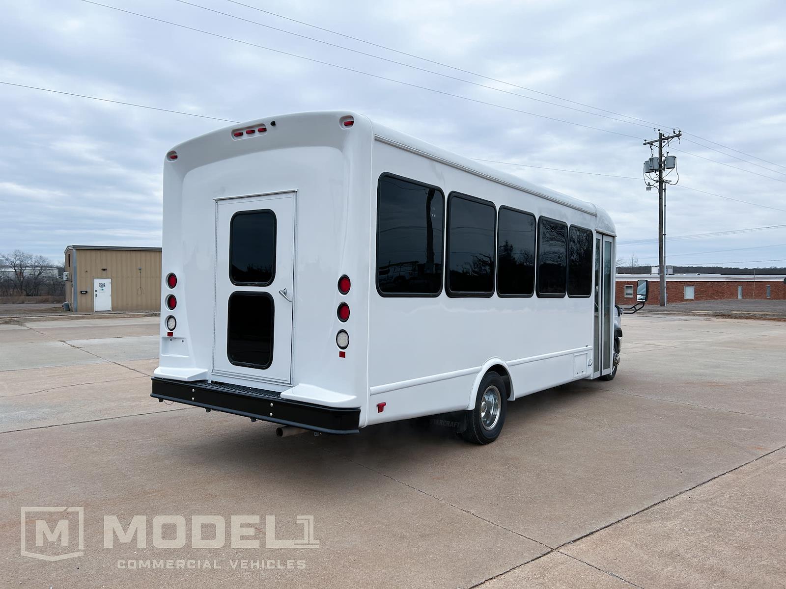 Used 2017 Ford E-450 - photo 2