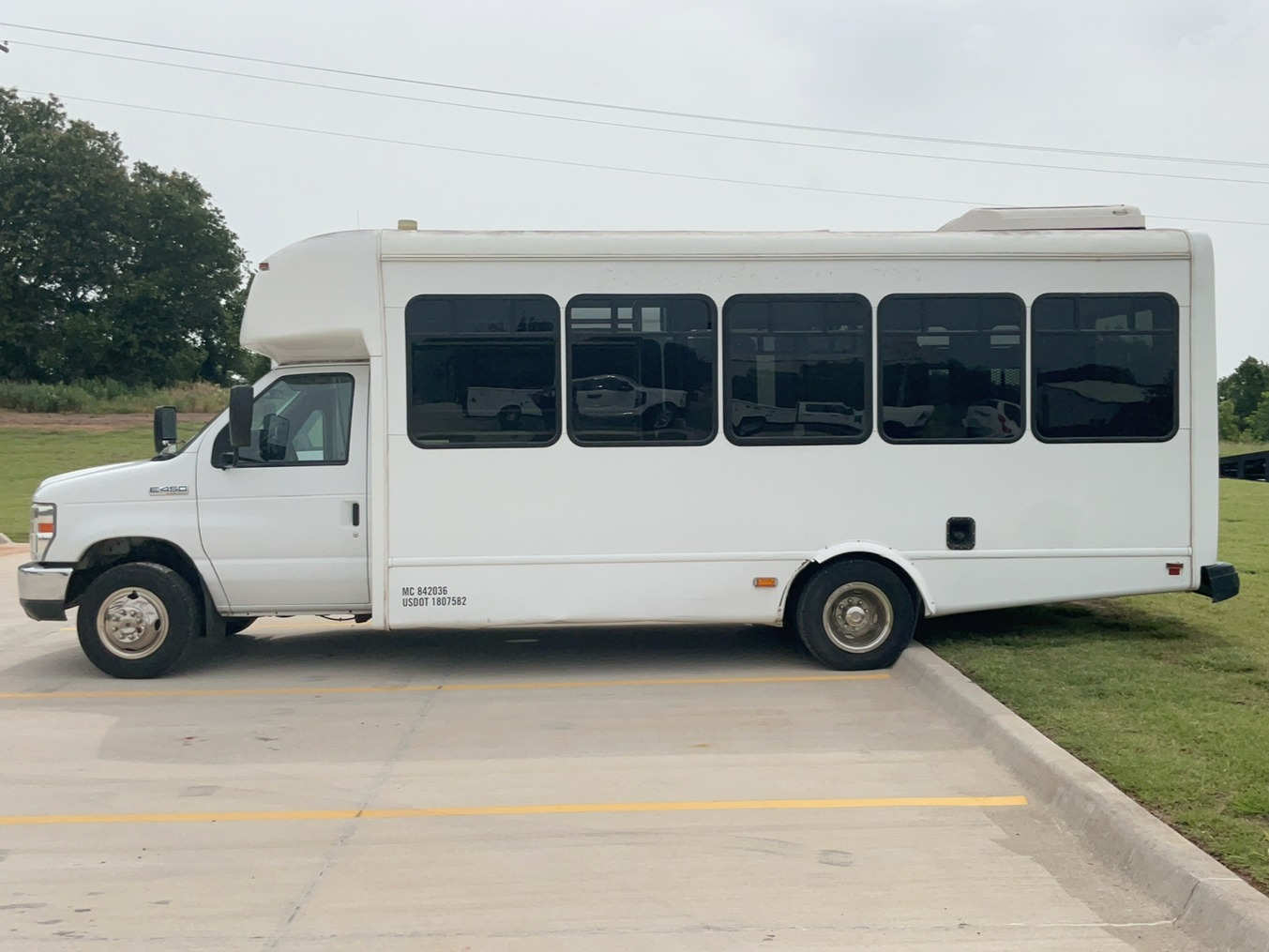 Used 2016 Ford E-450 Cutaway - photo 2