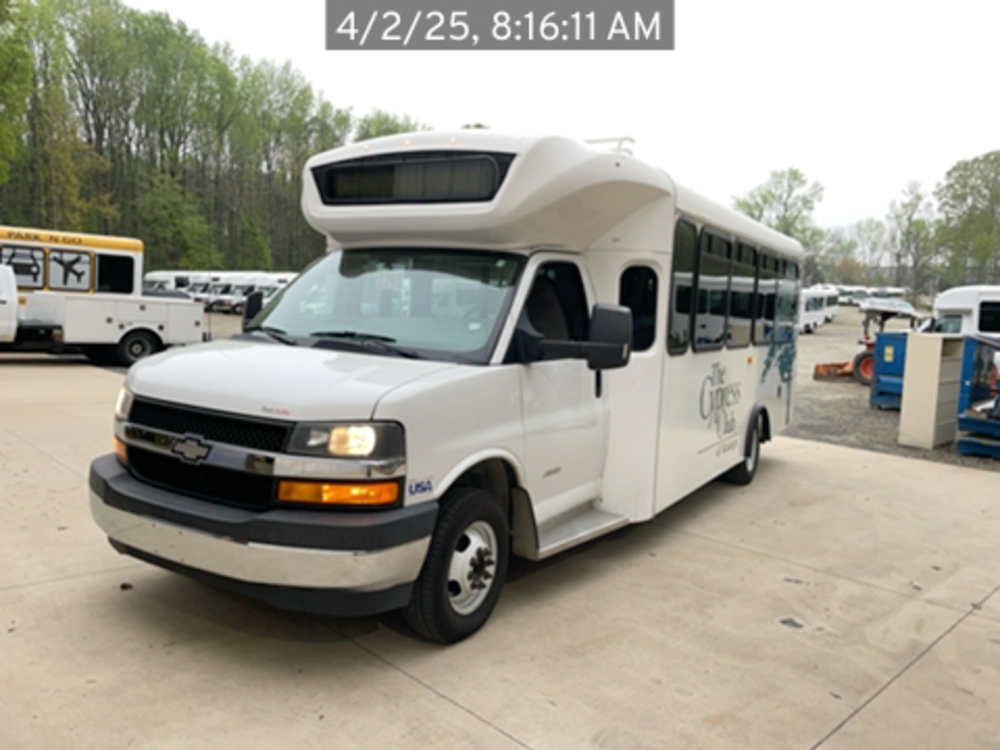 Used 2017 Chevrolet Express 4500 - photo 1