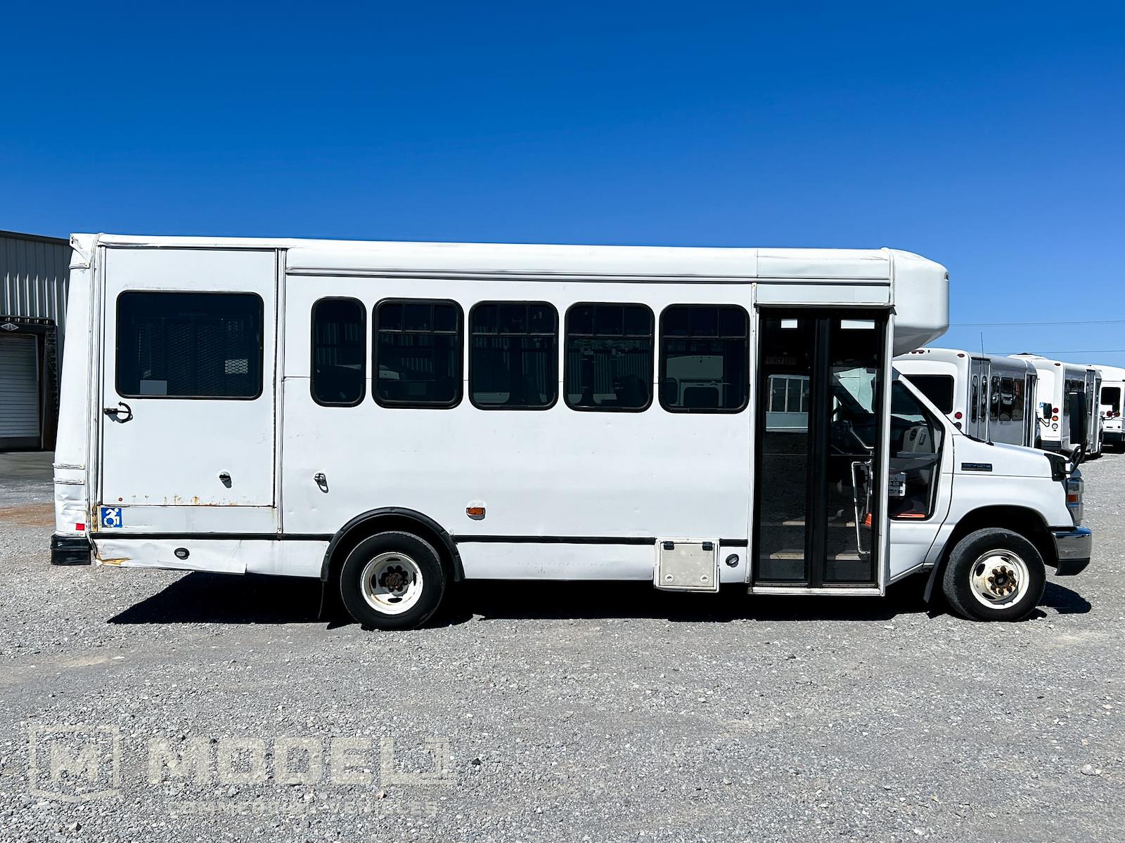 Used 2018 Ford E-450 - photo 2