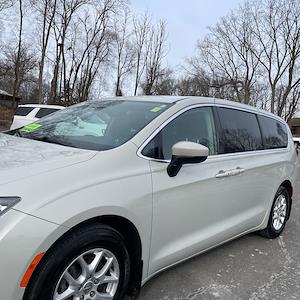 Used 2017 Chrysler Pacifica Touring Minivan for sale #931808 - photo 2