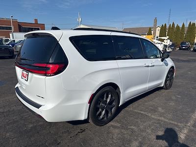 Used 2025 Chrysler Pacifica - photo 1