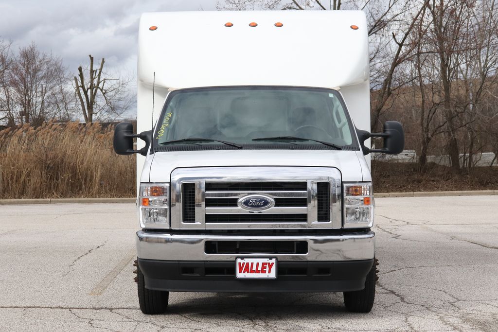 Used 2025 Ford E-450 - photo 6