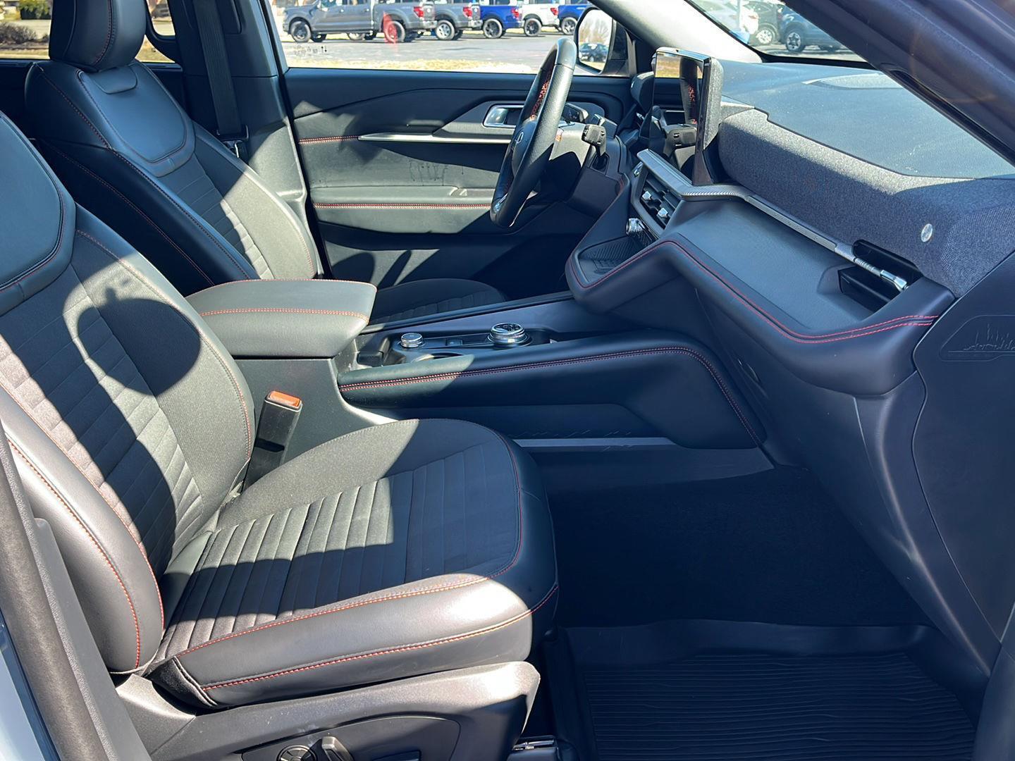 Used 2025 Ford Explorer - photo 14