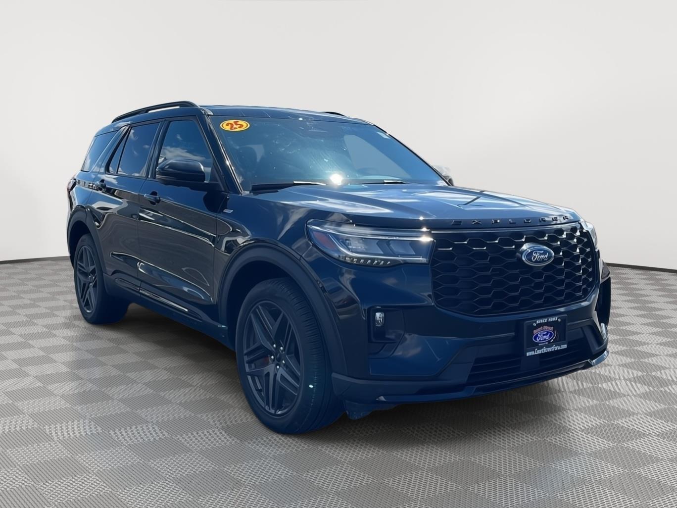 Used 2025 Ford Explorer - photo 2
