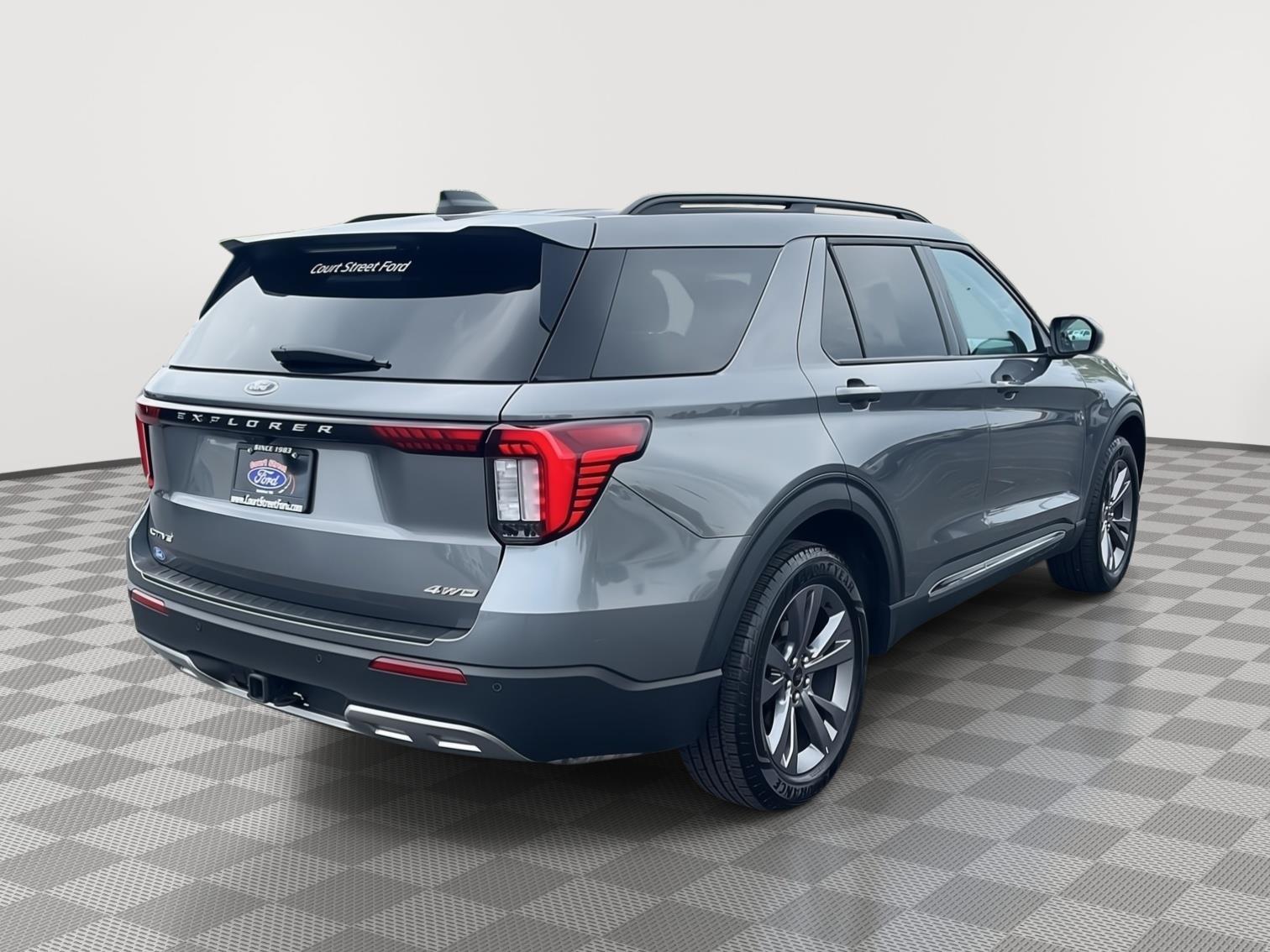Used 2025 Ford Explorer - photo 8
