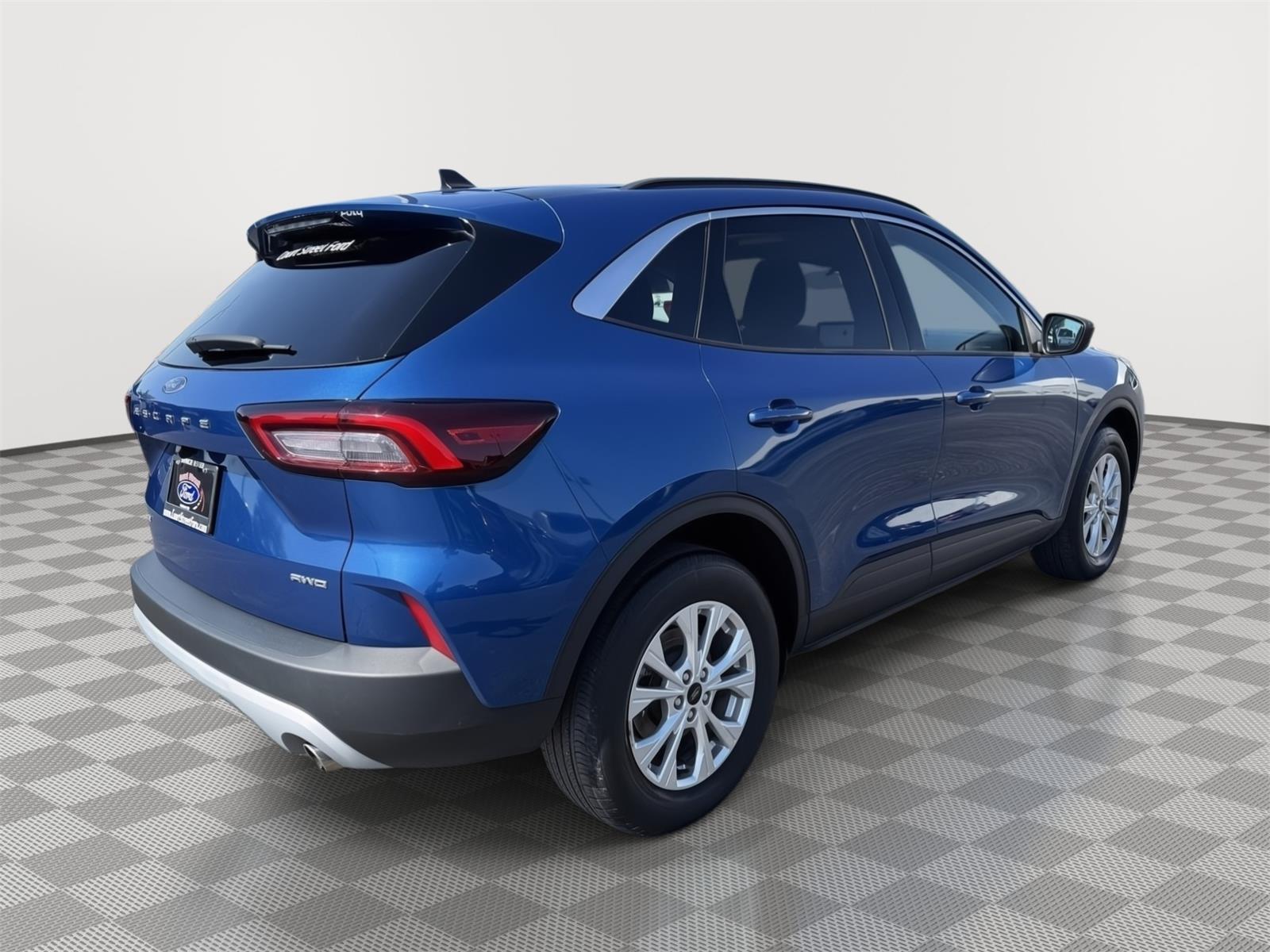 Used 2023 Ford Escape - photo 2