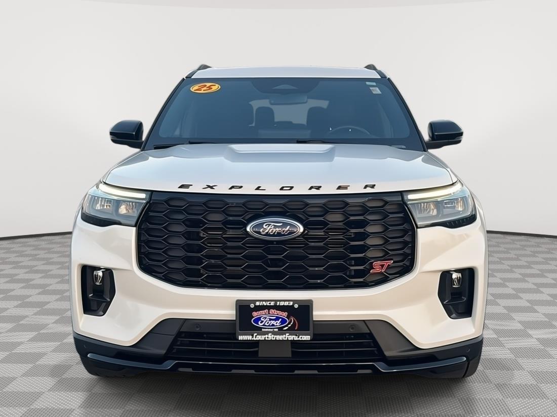 Used 2025 Ford Explorer - photo 2