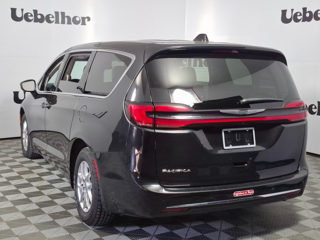 Used 2023 Chrysler Pacifica Touring L Minivan - photo 2