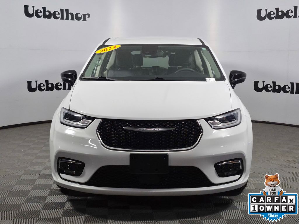 Used 2024 Chrysler Pacifica - photo 2