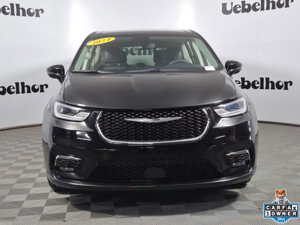 Used 2024 Chrysler Pacifica - photo 2