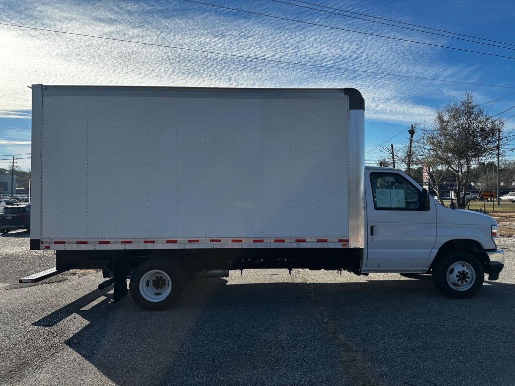 Used 2024 Ford E-450 - photo 9