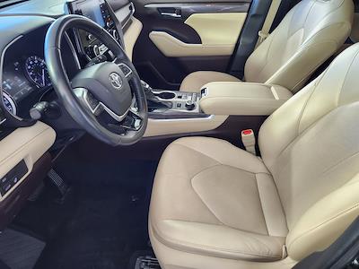Used 2022 Toyota Highlander - photo 1