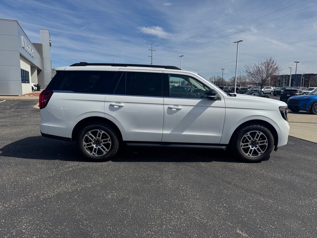 Used 2025 Ford Expedition - photo 2