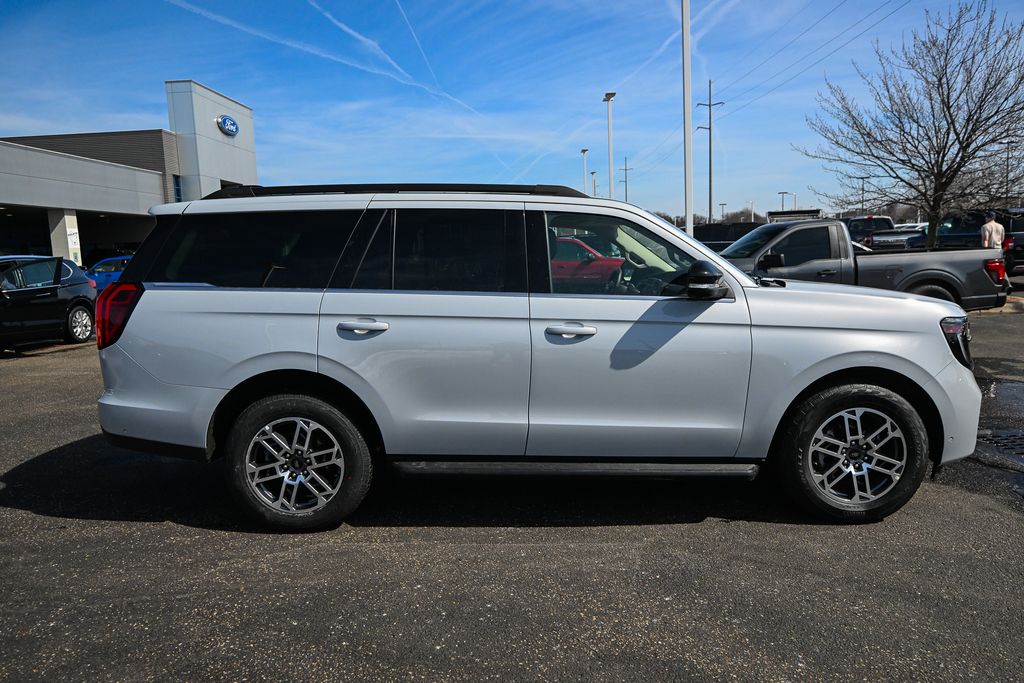 Used 2025 Ford Expedition - photo 2