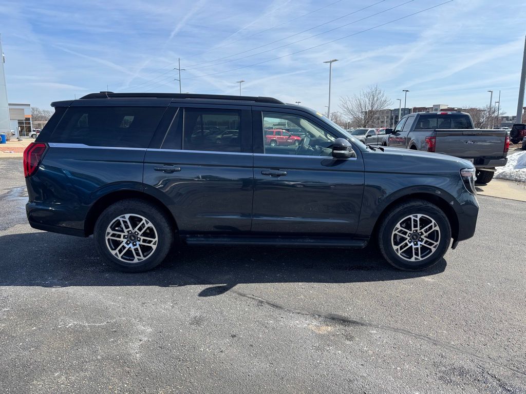 Used 2025 Ford Expedition - photo 2
