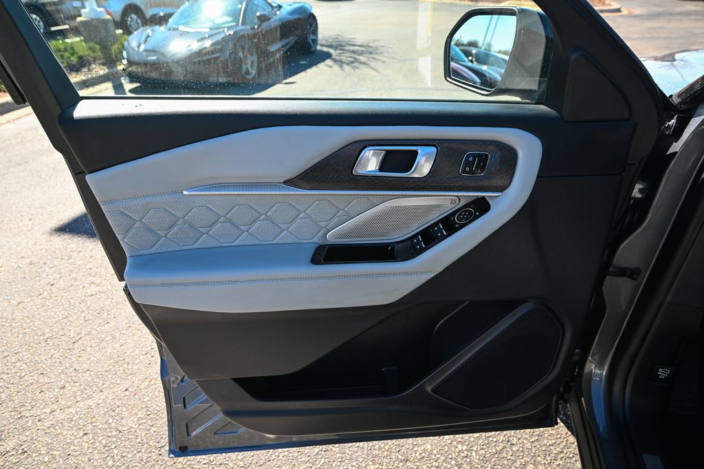 Used 2025 Ford Explorer - photo 16