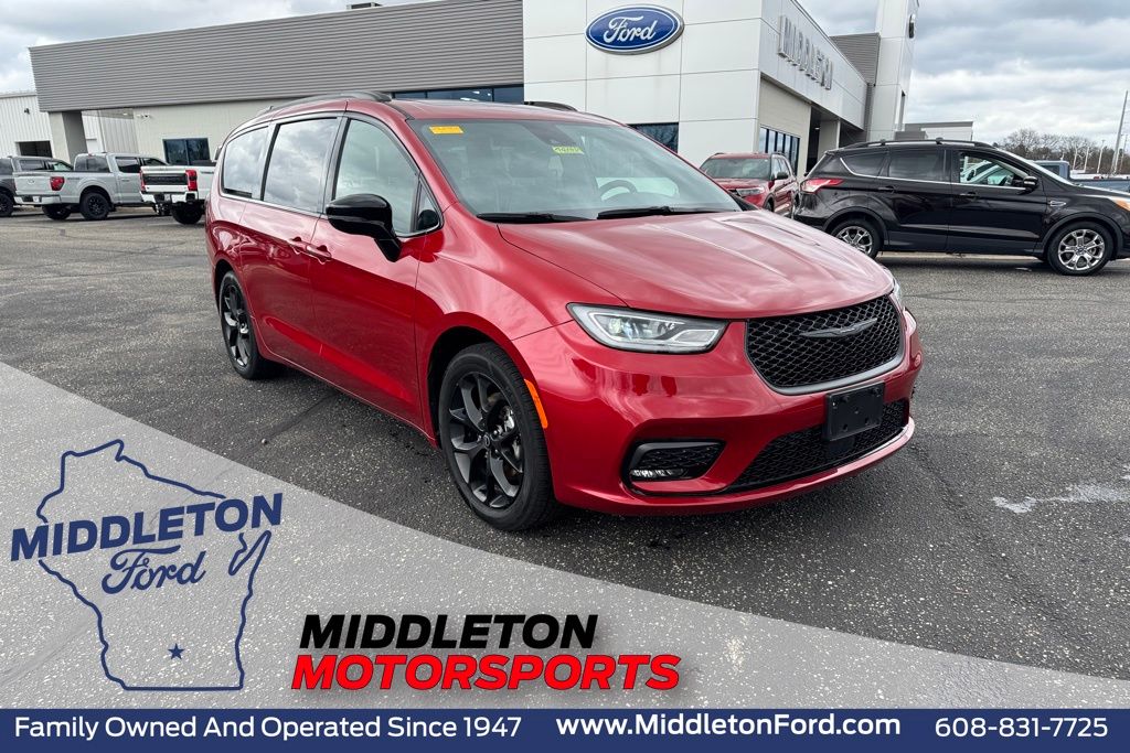 Used 2025 Chrysler Pacifica - photo 1