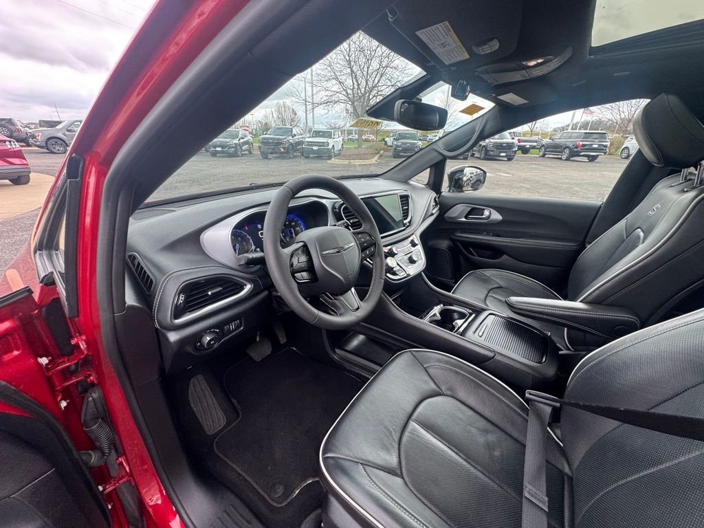 Used 2025 Chrysler Pacifica - photo 14