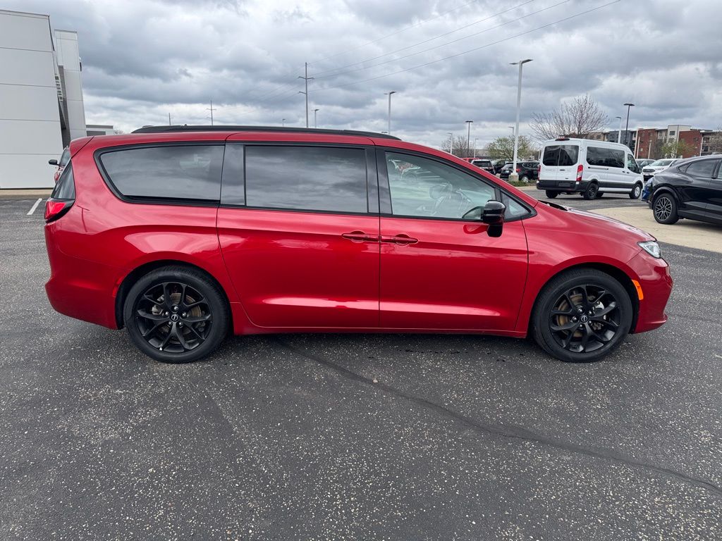 Used 2025 Chrysler Pacifica - photo 2