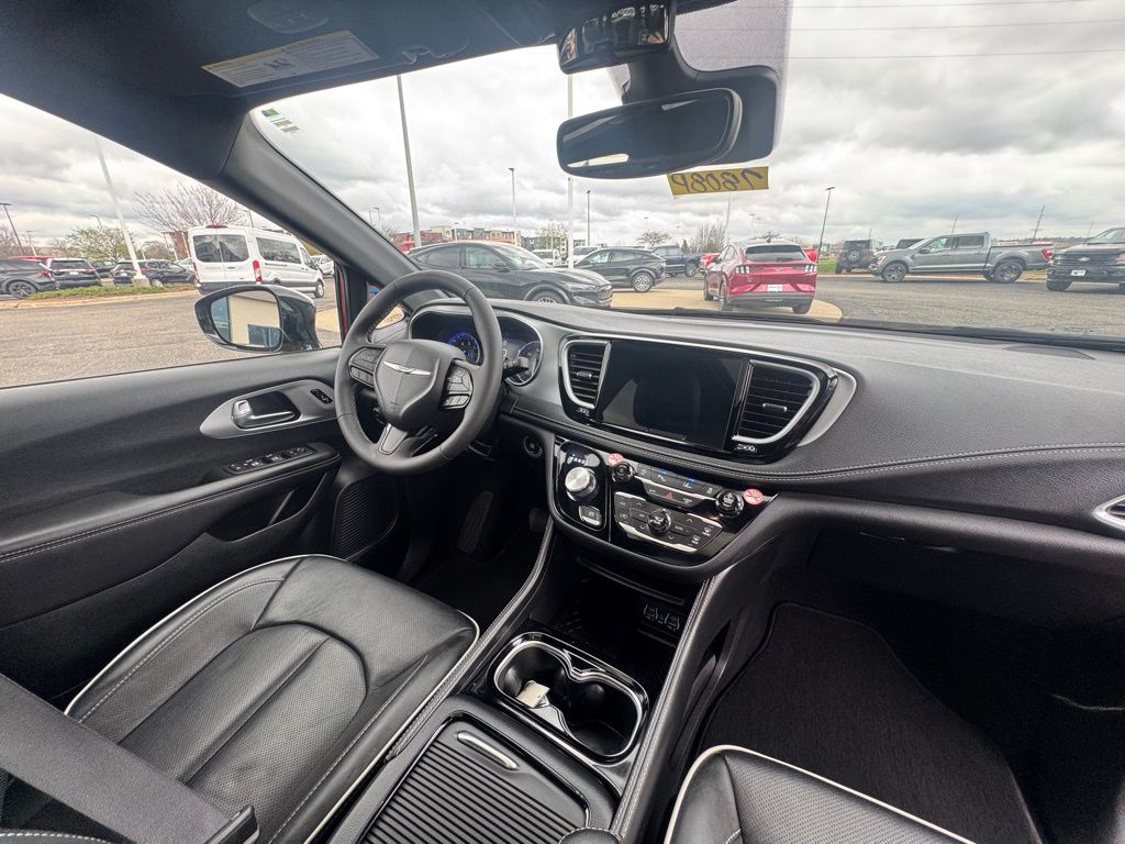 Used 2025 Chrysler Pacifica - photo 23