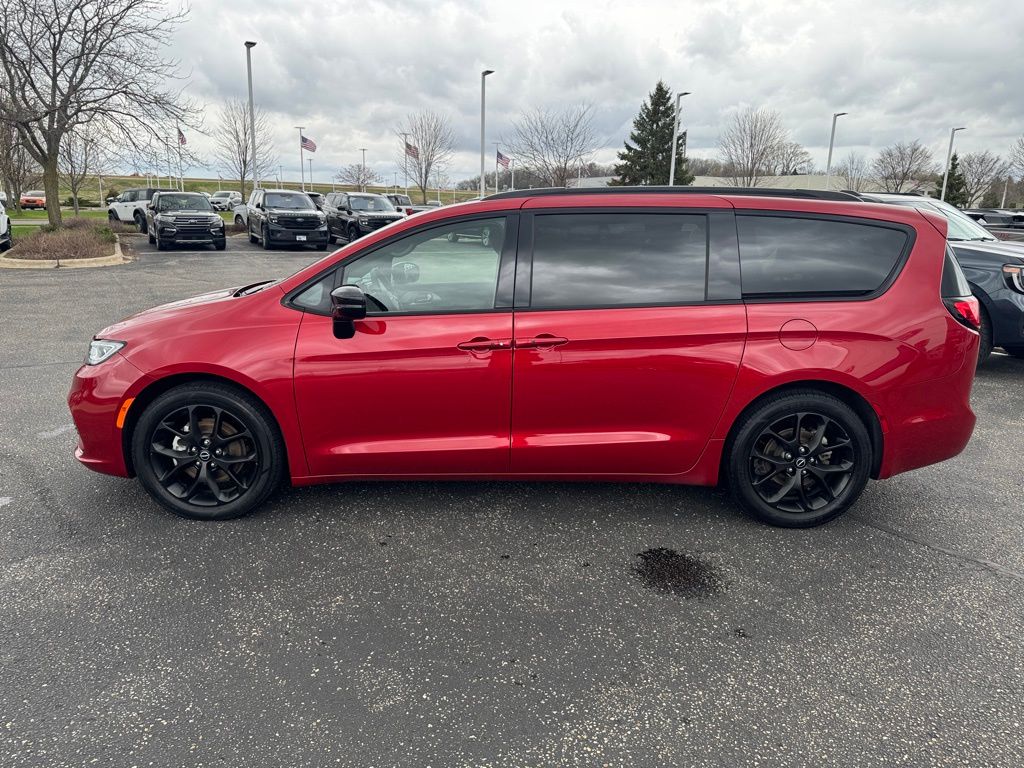 Used 2025 Chrysler Pacifica - photo 6