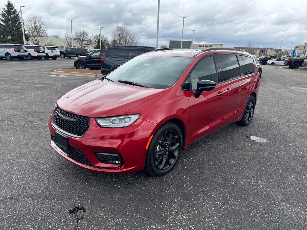 Used 2025 Chrysler Pacifica - photo 11