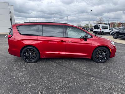 Used 2025 Chrysler Pacifica - photo 2