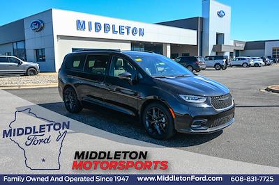 Used 2025 Chrysler Pacifica - photo 1