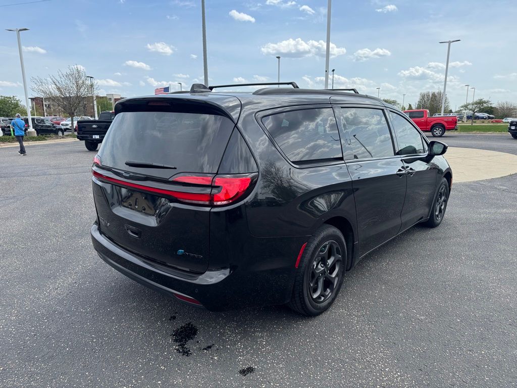 Used 2021 Chrysler Pacifica - photo 2