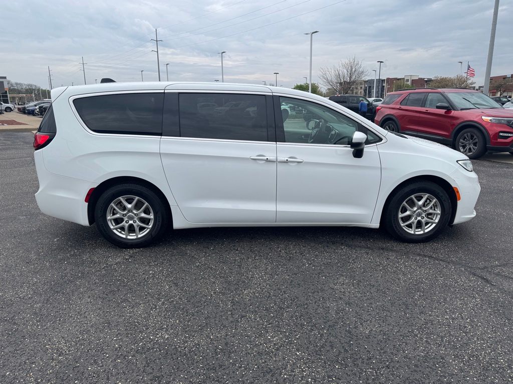 Used 2023 Chrysler Pacifica - photo 2
