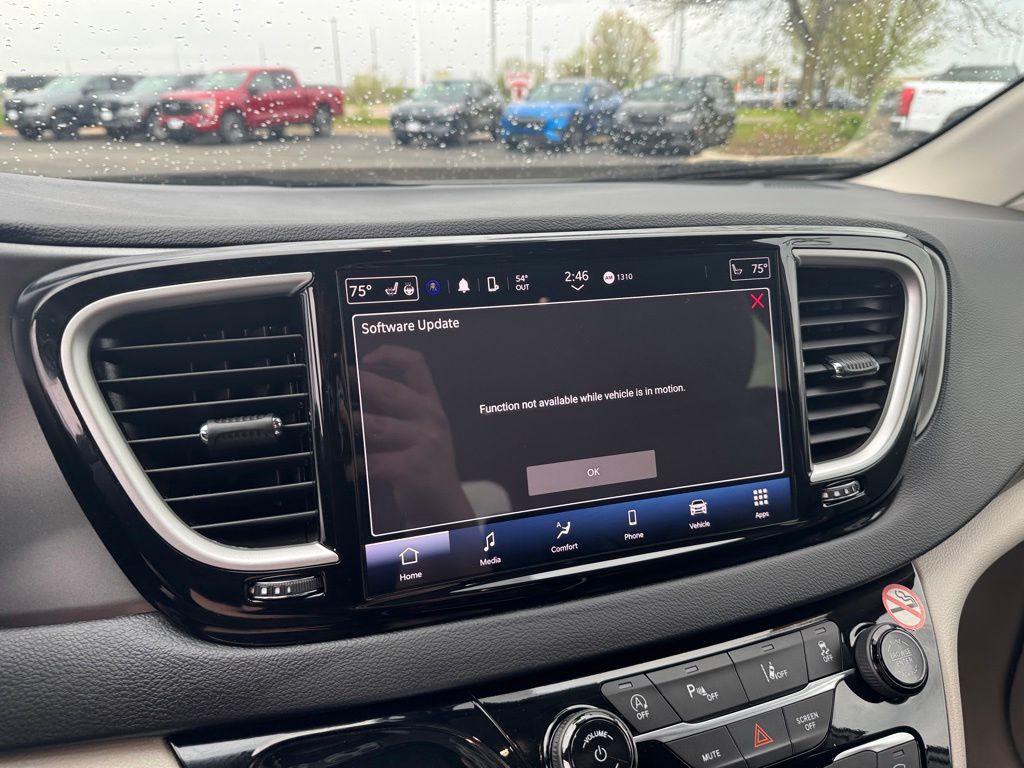 Used 2023 Chrysler Pacifica - photo 24