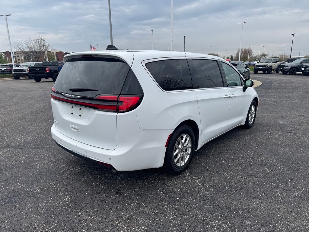 Used 2023 Chrysler Pacifica - photo 5
